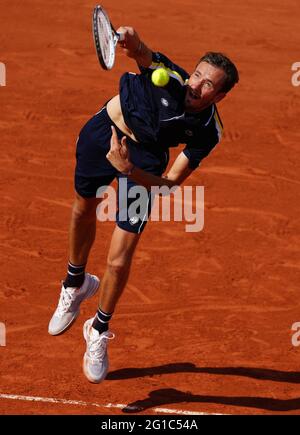 Parigi, Francia. 6 Giugno 2021. Daniil Medvedev della Russia serve durante la quarta partita maschile tra Daniil Medvedev della Russia e Cristian Garin del Cile al torneo di tennis French Open di Roland Garros a Parigi, 6 giugno 2021. Credit: Gao Jing/Xinhua/Alamy Live News Foto Stock
