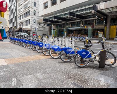 Biciclette pubbliche parcheggiate in strada. Brisbane, Queensland, Australia. Foto Stock