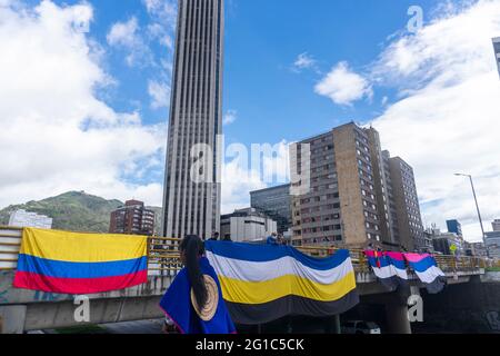 Bogotà, Colombia. 6 Giugno 2021. Gli indigeni della comunità Misak protestano a Bogotà contro il governo di Ivan Duque e sostengono lo sciopero nazionale che inizia il 28 aprile Credit: Daniel Garzon Herazo/ZUMA Wire/Alamy Live News Foto Stock