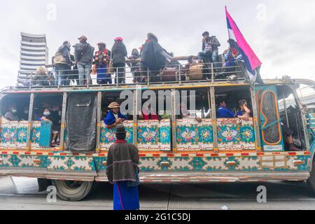 Bogotà, Colombia. 6 Giugno 2021. Gli indigeni della comunità Misak protestano a Bogotà contro il governo di Ivan Duque e sostengono lo sciopero nazionale che inizia il 28 aprile Credit: Daniel Garzon Herazo/ZUMA Wire/Alamy Live News Foto Stock