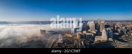 Nebbia al centro di Cincinnati vista aerea, Ohio, Stati Uniti skyline Foto Stock