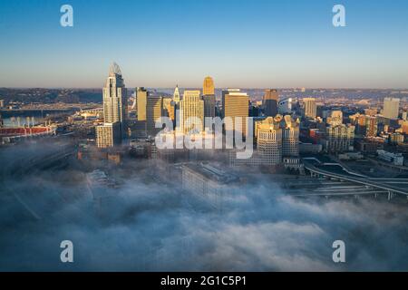 Nebbia al centro di Cincinnati vista aerea, Ohio, Stati Uniti skyline Foto Stock