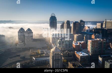 Nebbia al centro di Cincinnati vista aerea, Ohio, Stati Uniti skyline Foto Stock