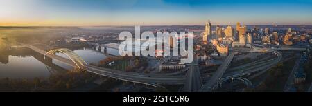 Vista aerea del centro di Cincinnati, Ohio, skyline degli Stati Uniti Foto Stock