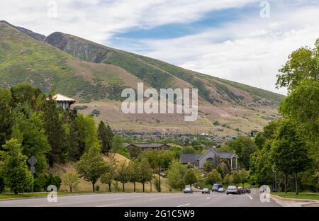 Zona residenziale con lo sfondo delle montagne a Salt Lake City, Utah Foto Stock