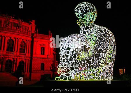 Praga, Repubblica Ceca - 04 giugno 2009: Illuminazione notturna della figura dell'uomo seduto nel centro di Praga Foto Stock