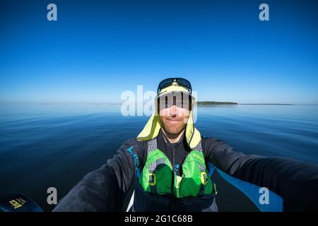 Kayak nel calmo Mar Baltico nell'arcipelago di Loviisa, Finlandia Foto Stock