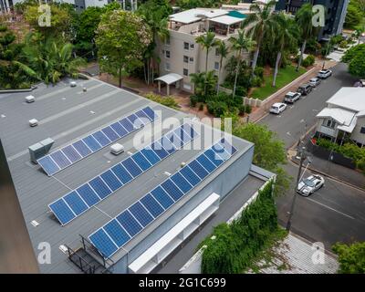 Pannelli solari sul tetto di un edificio residenziale. Brisbane, Queensland, Australia - Gennaio 2021. Assemblaggio di celle fotovoltaiche montate in un telaio. Foto Stock