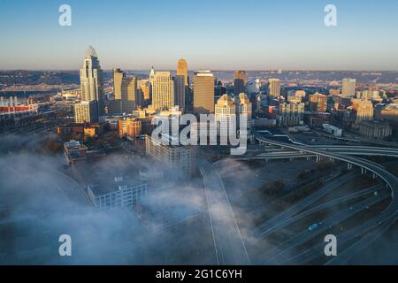 Nebbia al centro di Cincinnati vista aerea, Ohio, Stati Uniti skyline Foto Stock
