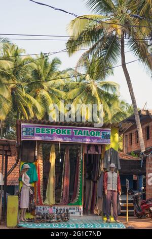 Manichini fuori negozio di sarto in High Street, Agonda, Goa, India Foto Stock