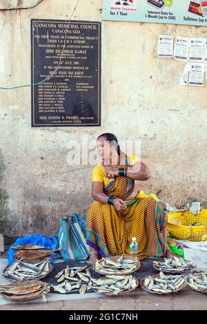 Donna indiana pescatrice che vende pesce dal mercato di strada a Canacona (Chaudi), Goa, India Foto Stock