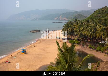 Vista della desolata Cola (Khola) Beach (conosciuta anche come Secret Beach) e Laguna, Canacona, Goa, India Foto Stock