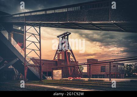 Albero Zeche Zollverein 12. Vista in una bella atmosfera serale. La Torre Eiffel dell'area della Ruhr. Cultura industriale e complesso industriale UNESCO. Foto Stock