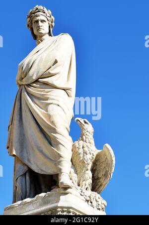Bella statua del poeta, scrittore e filosofo italiano Dante Alighieri, Piazza Santa Croce, Patrimonio dell'Umanità dell'UNESCO, centro storico, Firenze Foto Stock