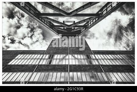 Albero Zeche Zollverein 12. Vista in una bella atmosfera serale. La Torre Eiffel dell'area della Ruhr. Cultura industriale e complesso industriale UNESCO. Foto Stock