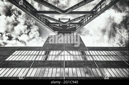 Albero Zeche Zollverein 12. Vista in una bella atmosfera serale. La Torre Eiffel dell'area della Ruhr. Cultura industriale e complesso industriale UNESCO. Foto Stock