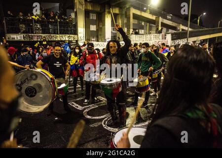 Un gruppo di manifestanti ha visto suonare la batteria durante lo sciopero nazionale.il 28 maggio, un mese dopo l'inizio dello sciopero nazionale, i manifestanti continuano a manifestare per le strade della capitale colombiana Bogotá e in tutto il paese per opporsi alle politiche governative. Durante il giorno si sono svolte numerose manifestazioni e marce, con migliaia di persone che hanno partecipato allo sciopero. A Plaza de Los Heroes (Piazza degli Eroi), una delle principali zone dimostrative di Bogotá, più di 4.000 persone si sono riunite per assistere a concerti, spettacoli e discorsi. (Foto di Antonio Cascio/SOPA Images/Sipa Foto Stock