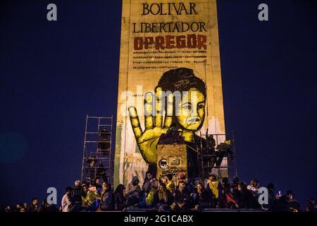 I manifestanti sono visti dipingere il monumento di Simon Bolivar con messaggi anticolonialisti durante la manifestazione.il 28 maggio, un mese dopo l'inizio dello sciopero nazionale, i manifestanti continuano a manifestare sulle strade della capitale colombiana Bogotá e in tutto il paese per opporsi alle politiche governative. Durante il giorno si sono svolte numerose manifestazioni e marce, con migliaia di persone che hanno partecipato allo sciopero. A Plaza de Los Heroes (Piazza degli Eroi), una delle principali zone dimostrative di Bogotá, più di 4.000 persone si sono riunite per assistere a concerti, spettacoli e discorsi. Foto Stock