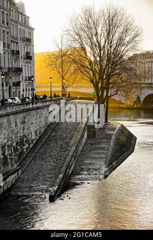 SAINT-LOUIS ISLAND E QUAI D'ORLEANS A PARIGI, FRANCIA Foto Stock