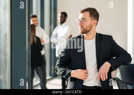 Ritratto di un uomo d'affari di successo in ufficio Foto Stock