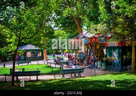 GIOSTRA PER BAMBINI DEL PARCO MONCEAU A PARIGI, FRANCIA Foto Stock