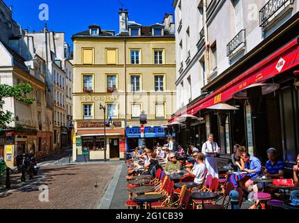 TERRAZZA ALL'APERTO DI BISTROT SU PIAZZA CONTRESCARPE, PARIGI, FRANCIA Foto Stock