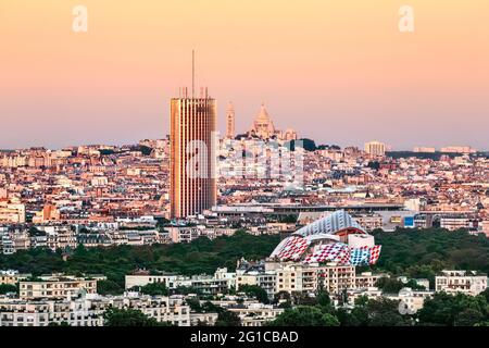 VISTA SUI TETTI DI PARIGI, FONDAZIONE LOUIS VUITTON, HOTEL HYATT, BASILICA DEL SACRO CUORE AL TRAMONTO, FRANCIA Foto Stock