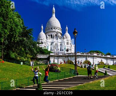 BASILICA DEL SACRO CUORE SUL TUMULO MONTMARTRE, WILLETTE GIARDINO PUBBLICO, QUARTIERE DI MONTMARTRE, PARIGI, FRANCIA Foto Stock