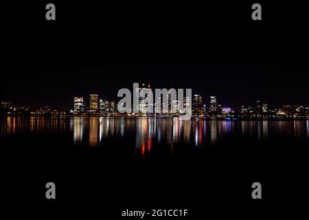 Skyline della città di Perth sul fiume Swan di notte da South Foreshore. Foto Stock