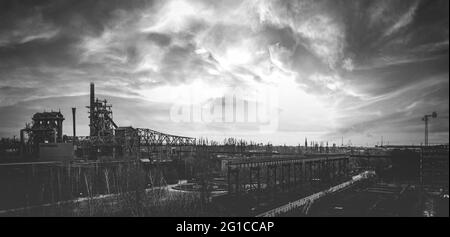 Spettacolo di luci panoramiche al parco paesaggistico Duisburg Nord. Meiderich Emscher Park impianto metallurgico. Acciaierie, collerie, altoforno. Foto Stock