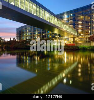 FRANCIA, BAS-RHIN (67), STRASBURGO, PONTE PEDONALE SUL FIUME ILL TRA IL PARLAMENTO EUROPEO E IL CONSIGLIO D'EUROPA Foto Stock