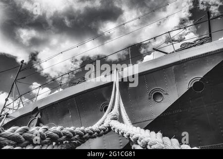 Vista di due scialuppe di salvataggio sulla nave a vela nel porto di Danzica in Polonia, sotto il sole limpido e il cielo azzurro limpido in estate. Struttura portuale Foto Stock