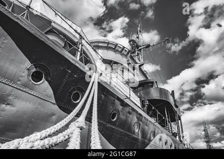 Vista di due scialuppe di salvataggio sulla nave a vela nel porto di Danzica in Polonia, sotto il sole limpido e il cielo azzurro limpido in estate. Struttura portuale Foto Stock