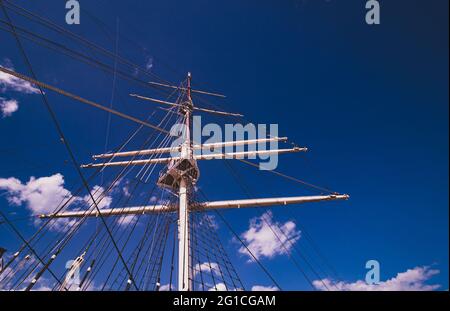 Vista di due scialuppe di salvataggio sulla nave a vela nel porto di Danzica in Polonia, sotto il sole limpido e il cielo azzurro limpido in estate. Struttura portuale Foto Stock