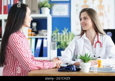 La dottoressa conduce un appuntamento medico al paziente Foto Stock