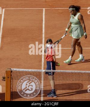 Parigi, Francia. 06 giugno 2021. Serena Williams degli Stati Uniti in azione durante il quarto round del Roland-Garros 2021, torneo di tennis Grand Slam il 6 giugno 2021 allo stadio Roland-Garros di Parigi, Francia - Photo Nicolo Knighman/DPPI/LiveMedia Credit: Independent Photo Agency/Alamy Live News Foto Stock