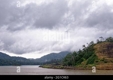 Canale di Panama costruzione delle nuove serrature espanse sul canale. Costruzione sul nuovo canale di Panama al Galliard Cut - Panama - 25 gennaio Foto Stock