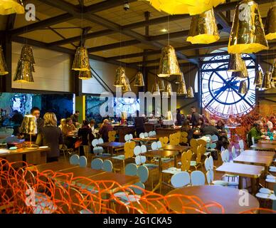 All'interno del cafe' al Musee D'Orsay con il suo famoso quadrante dell'orologio Foto Stock