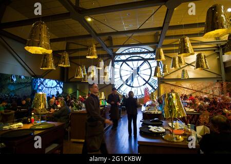 All'interno del cafe' al Musee D'Orsay con il suo famoso quadrante dell'orologio Foto Stock