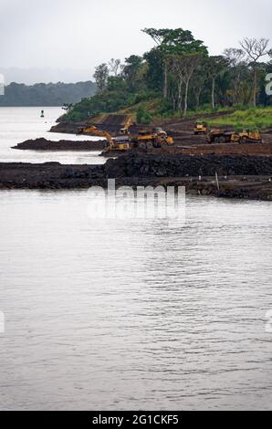 Canale di Panama costruzione delle nuove serrature espanse sul canale. Costruzione sul nuovo canale di Panama al Galliard Cut - Panama - 25 gennaio Foto Stock