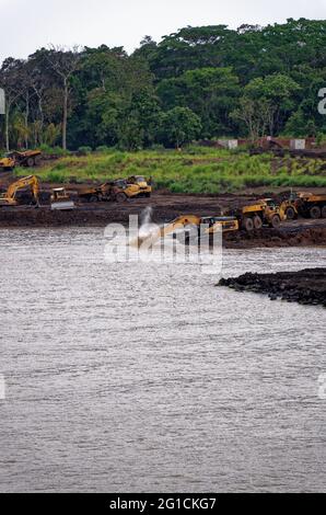 Canale di Panama costruzione delle nuove serrature espanse sul canale. Costruzione sul nuovo canale di Panama al Galliard Cut - Panama - 25 gennaio Foto Stock