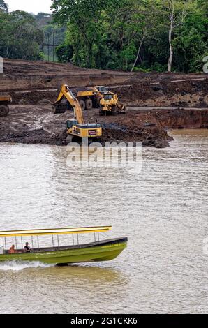 Canale di Panama costruzione delle nuove serrature espanse sul canale. Costruzione sul nuovo canale di Panama al Galliard Cut - Panama - 25 gennaio Foto Stock