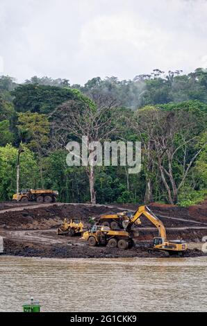 Canale di Panama costruzione delle nuove serrature espanse sul canale. Costruzione sul nuovo canale di Panama al Galliard Cut - Panama - 25 gennaio Foto Stock