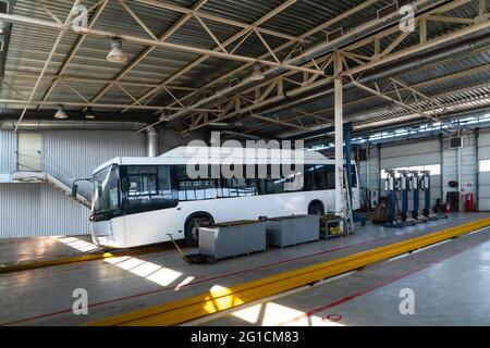 Officina di riparazione autobus al chiuso Foto Stock