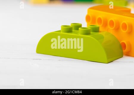 Dettagli del kit di costruzione giocattolo su sfondo di legno Foto Stock