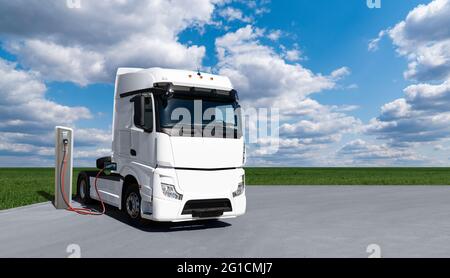 Carrello elettrico con stazione di ricarica. Concetto Foto Stock