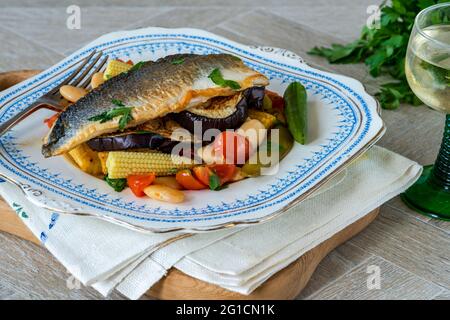 Spigola con pomodoro e ragù di fagiolo di burro Foto Stock