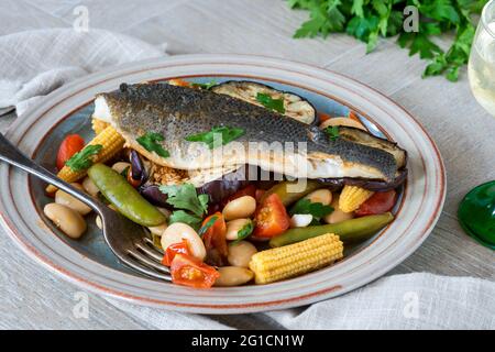 Spigola con pomodoro e ragù di fagiolo di burro Foto Stock