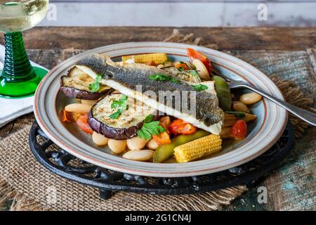 Spigola con pomodoro e ragù di fagiolo di burro Foto Stock