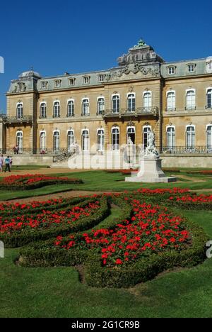 Giardini Italiani a Wrest Park, Regno Unito; statue in primo piano con la casa signorile sullo sfondo. Silsoe, Bedfordshire, Regno Unito Foto Stock